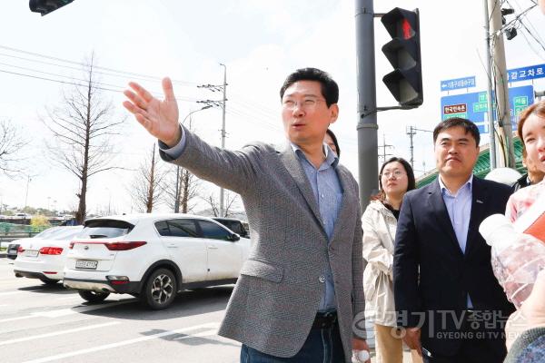 [크기변환]1-6. 이상일 용인특례시장이 4일 기흥중학교 신축공사 현장과 인근 청곡초 통학로 현장을 살펴보고 있다.jpg