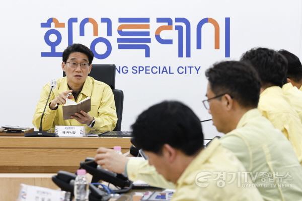 [크기변환]5-1. 윤성진 제1부시장이 재난상황실에서 호우 대비 재해예방대책을 점검하며 참석자들과 의견을 나누고 있다.jpg