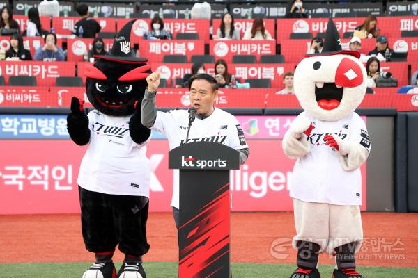 [크기변환]사진설명2)_이재식_수원특례시의회_의장이_3일_수원KT위즈파크에서_열린_‘kt_위즈_홈개막전’에서_주먹을_들어올리며_선수단_선전을_응원하고_있다..jpg