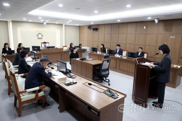 [크기변환]사진설명1) 수원특례시의회 보건복지위원회가 4월 3일 상임위원회 회의실에서 제400회 임시회 기간 중 민간위탁 운영 동의안 등 총 8건의 안건을 심사하고 있다.jpg