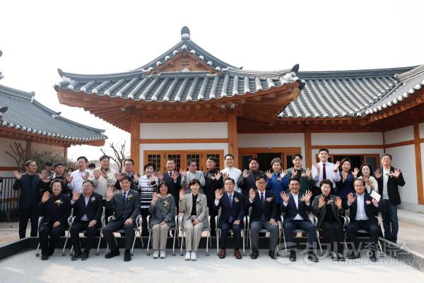 [크기변환]사진설명3) 장미영 수원특례시의회 문화체육교육위원장을 비롯한 참석자들이 ‘남수헌’ 개관식 후 기념촬영을 하고 있다.jpg