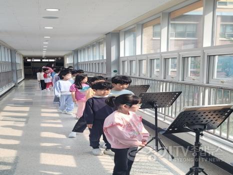 [크기변환](20260406) 전시를 관람하는 학생들.jpg