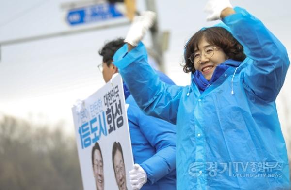 [크기변환]사진1 = 시민들에게 인사를 하는 이선희 여사 ⓒ 정명근 화성이장 예비후보 선거사무소.jpg