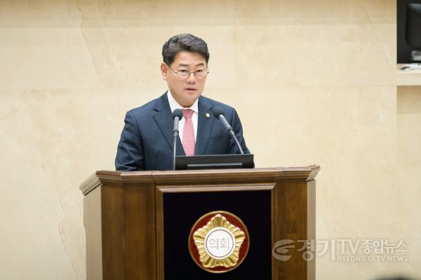 [크기변환]사진1. 용인특례시의회 이진규 의원이 6일 열린 제302회 임시회 제2차 본회의에서 5분 자유발언을 하고 있다..jpg