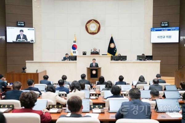 [크기변환]사진3. 용인특례시의회 이진규 의원이 6일 열린 제302회 임시회 제2차 본회의에서 5분 자유발언을 하고 있다..jpg