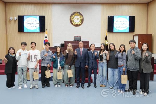 [크기변환]260406 안성시의회  미국 브레아시 청소년 초청… 의회 견학 진행.jpg