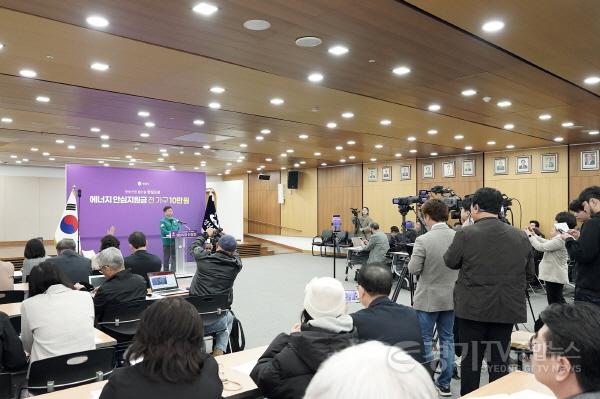 [크기변환]기후에너지과-신상진 성남시장이 6일 시청 한누리홀에서 중동 사태로 인한 에너지 가격 급등에 대응해 시민의 생활 안정을 지원하기 위한 ‘성남시민 에너지 안심지원금’ 지급 계획을 발표하고 있다4..jpeg