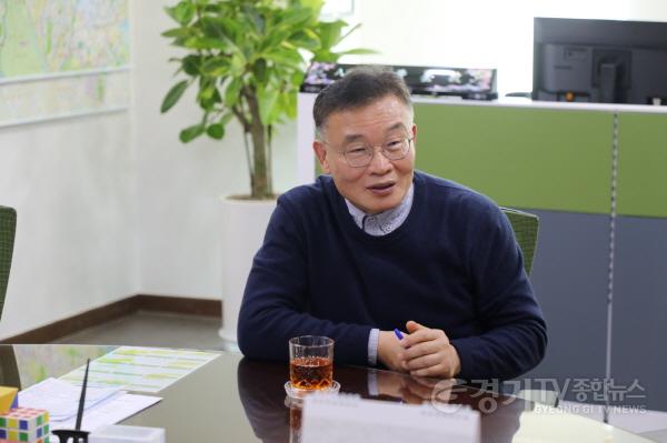 [크기변환]1. 황규돈 팔달구청장님 집무실 모습.JPG