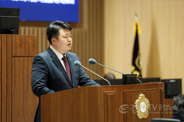 [크기변환]사진설명1) 배지환 수원특례시의회 의원이 제400회 임시회 제2차 본회의에서 5분 자유발언을 하고 있다.jpg