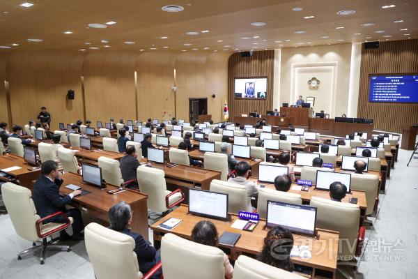 [크기변환]사진설명1) 수원특례시의회가 8일 본회의장에서 제400회 임시회 제2차 본회의를 열고 조례안 등 안건을 심의·의결하고 있다.jpg