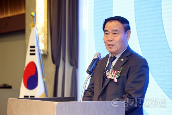 [크기변환]사진설명1) 이재식 수원특례시의회 의장이 1일 라메르아이 수원 컨벤션홀에서 열린 ‘수원도시공사노동조합 창립 25주년 기념식 및 제13대 위원장 취임식’에서 축사를 하고 있다..jpg