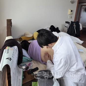 [크기변환]1-1. 용인특례시 수지구보건소에서 거동이 어려운 어르신을 대상으로 방문관리하고 있다.jpg