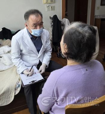 [크기변환]1-2. 용인특례시 수지구보건소에서 거동이 어려운 어르신을 대상으로 방문관리하고 있다.jpg