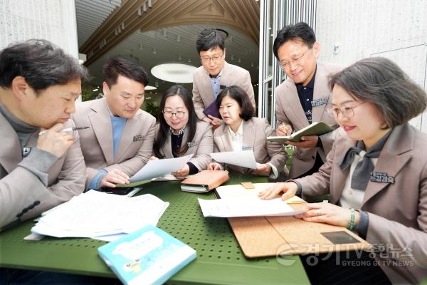 [크기변환]1-2. 새빛민원실 베테랑공무원.JPG