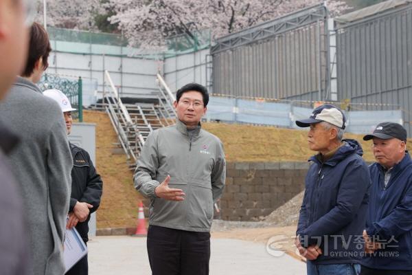 [크기변환]9-1. 이상일 용인특례시장이 10일 처인구 양지읍 아파트 신축공사장을 찾아 현장을 점검하고 있다.JPG