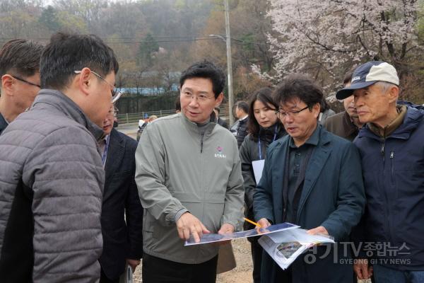 [크기변환]9-2. 이상일 용인특례시장이 10일 처인구 양지읍 아파트 신축공사장을 찾아 현장을 점검하고 있다.JPG