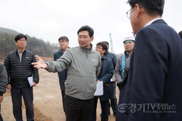 [크기변환]9-3. 이상일 용인특례시장이 10일 처인구 양지읍 아파트 신축공사장을 찾아 현장을 점검하고 있다.JPG