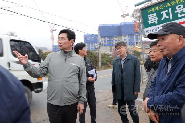 [크기변환]9-4. 이상일 용인특례시장이 10일 처인구 양지읍 아파트 신축공사장을 찾아 현장을 점검하고 있다.JPG