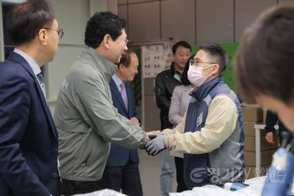 [크기변환]8-1. 이상일 용인특례시장이 10일 성만원을 방문해 관계자들과 인사를 나누고 있다.jpg