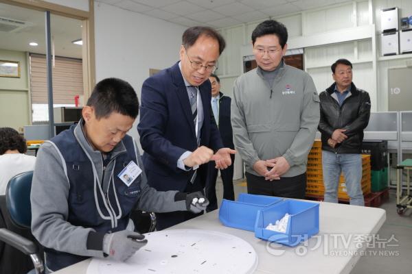 [크기변환]8-3. 이상일 용인특례시장이 10일 성만원을 방문해 작업장을 둘러보고 있다.jpg