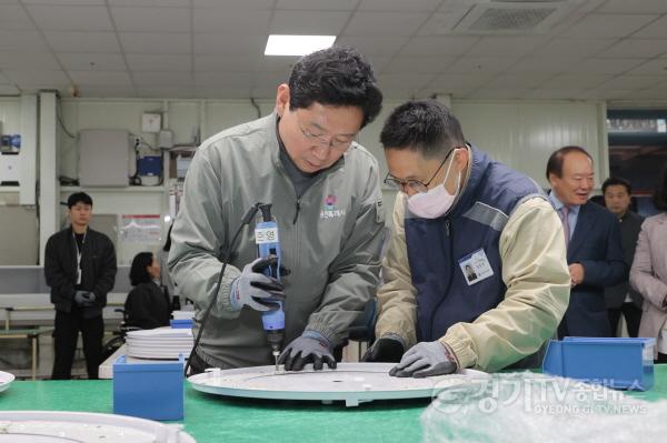 [크기변환]8-4. 이상일 용인특례시장이 10일 성만원을 방문해 직업훈련 작업자들과 함께 작업하고 있다.jpg