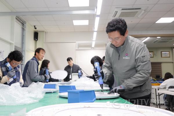 [크기변환]8-5. 이상일 용인특례시장이 10일 성만원을 방문해 직업훈련 작업자들과 함께 작업하고 있다.jpg