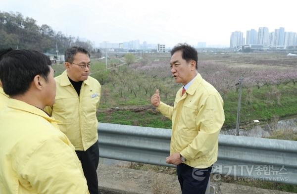 [크기변환]16-2 평택시장 여름철 자연재난 대비 주요 방재시설 현장점검.jpg