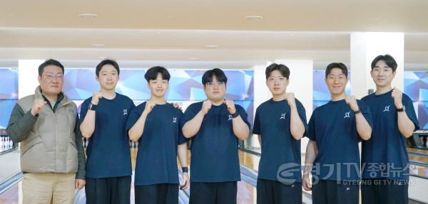 [크기변환]“광주의 명예 걸고 스트라이크!”... 경기도체육대회 5연패 향한 ‘무적’ 광주시청 볼링팀의 거침없는 질주 (사진 왼쪽부터 김영선 감독~.jpg