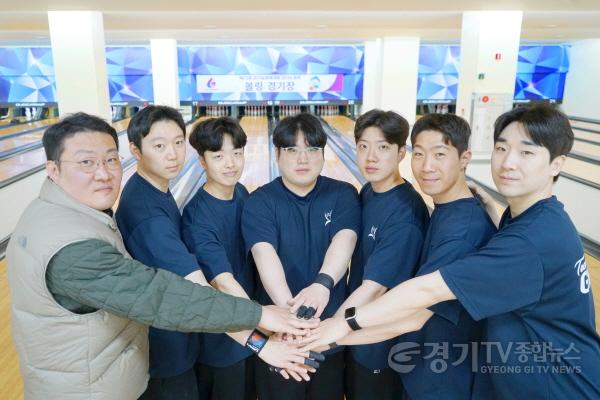 [크기변환]“광주의 명예 걸고 스트라이크!”... 경기도체육대회 5연패 향한 ‘무적’ 광주시청 볼링팀의 거침없는 질주 (사진 왼쪽부터 김영선 감독~ (1).jpg