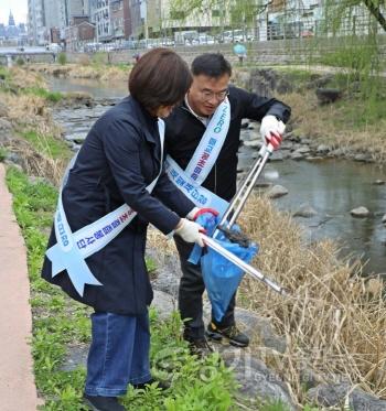 [크기변환]1. 수원시 팔달구 매교동, 우리동네 새빛 새단장 수원천 대청소 실시.jpg