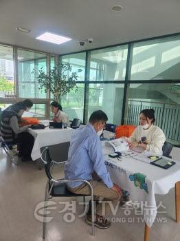 [크기변환]1. 보건소에서 건강관리 상담 중인 모습.jpg