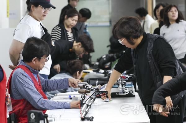 [크기변환]4-4. 제3회 화성특례시장배 전국장애인사격대회에서 운영요원이 참가 선수의 장비를 확인하며 접수 절차를 진행하고 있다.jpg