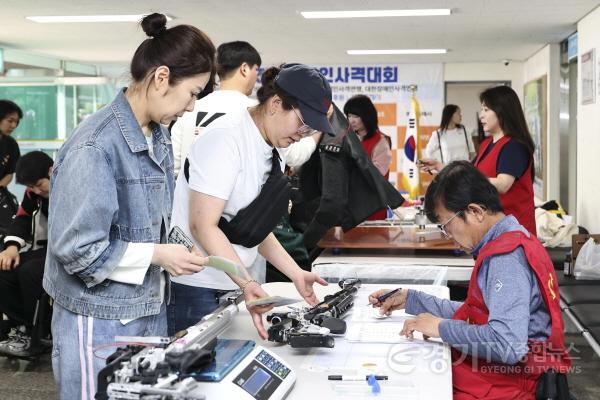 [크기변환]4-5. 제3회 화성특례시장배 전국장애인사격대회에서 참가 선수가 사격 장비 점검 및 출전 준비를 하고 있다.jpg