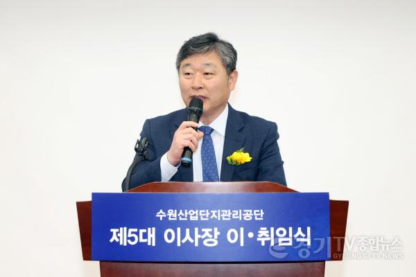 [크기변환]사진설명1) 김정렬 수원특례시의회 부의장이 14일 수원시 기업지원센터에서 열린 ‘수원산업단지관리공단 제4·5대 이사장 이·취임식’에서 축사를 하고 있다.jpg
