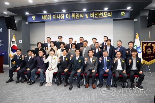 [크기변환]사진설명2) 김정렬 부의장을 비롯한 참석자들이 ‘수원산업단지관리공단 제4·5대 이사장 이·취임식’에서 기념촬영을 하고 있다.jpg