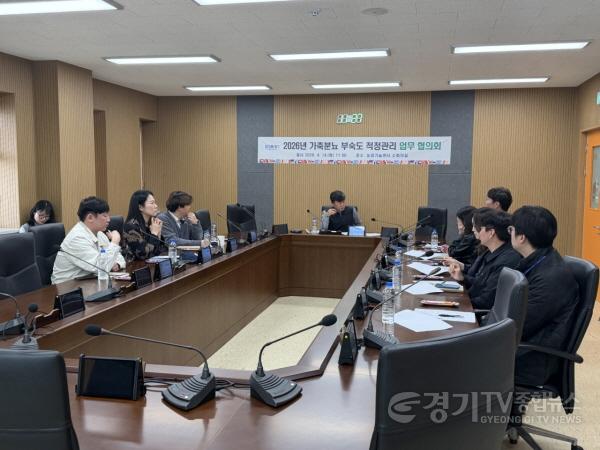 [크기변환]6-2. 화성시농업기술센터 관계자들이 ‘가축분뇨 퇴비 부숙도 적정관리 업무협의회’에 참석해 부숙도 검사 이행률 및 적합률 향상 방안을 논의하고 있다(2).jpeg