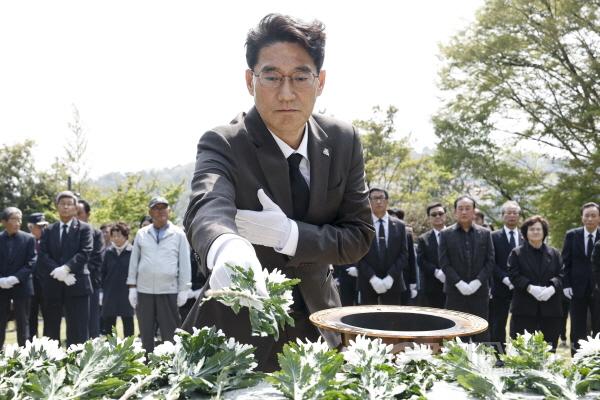 [크기변환]4-2. 윤성진 화성특례시 제1부시장이 순국선열을 기리며 헌화하고 있다.jpg