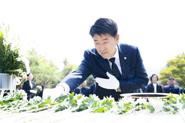 [크기변환]3.배정수의장 헌화.jpg