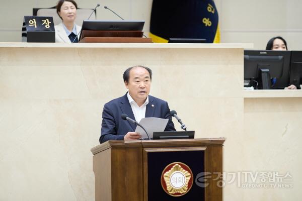 [크기변환]사진2. 용인특례시의회 김운봉 의원이 15일 열린 제302회 임시회 제3차 본회의에서 5분 자유발언을을 하고 있다..jpg