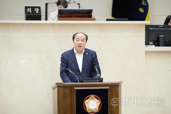 [크기변환]사진1. 용인특례시의회 김운봉 의원이 15일 열린 제302회 임시회 제3차 본회의에서 5분 자유발언을을 하고 있다..jpg