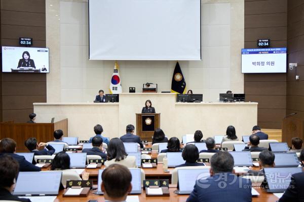 [크기변환]사진3. 용인특례시의회 박희정 의원이 15일 열린 제302회 임시회 제3차 본회의에서 5분 자유발언을 하고 있다..jpg
