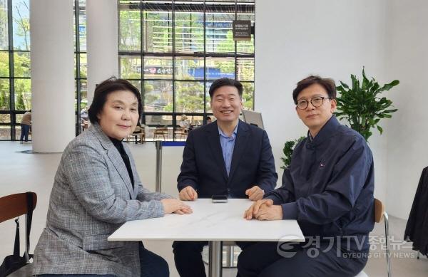 [크기변환]더불어민주당 현근택 용인시장 후보가 16일 정춘숙 전 국회의원, 정원영 전 용인시정연구원장과 만나 6·3지방선거 승리를 위한 ‘원팀’ 결의를 다졌다..jpg