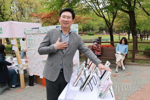 [크기변환]11-5. 이상일 용인특례시장이 17일 수지구 신정공원 독서광장에서 열린 ‘제2회 공원 리딩 파티’ 현장을 찾아 체험 부스를 둘러보고 있다.jpg