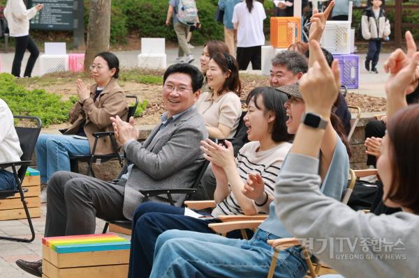 [크기변환]11-3. 이상일 용인특례시장이 17일 수지구 신정공원 독서광장에서 열린 ‘제2회 공원 리딩 파티’에서 시민과 아임버스커 공연을 보고 있다.jpg