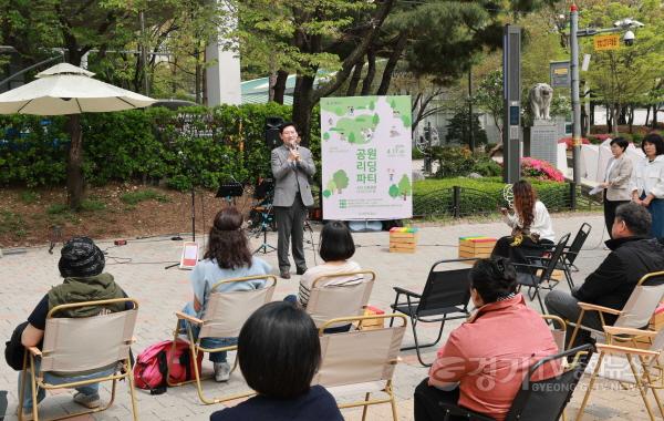 [크기변환]11-2. 이상일 용인특례시장이 17일 수지구 신정공원 독서광장에서 열린 ‘제2회 공원 리딩 파티’에 참석해 인사말을 하고 있다.jpg