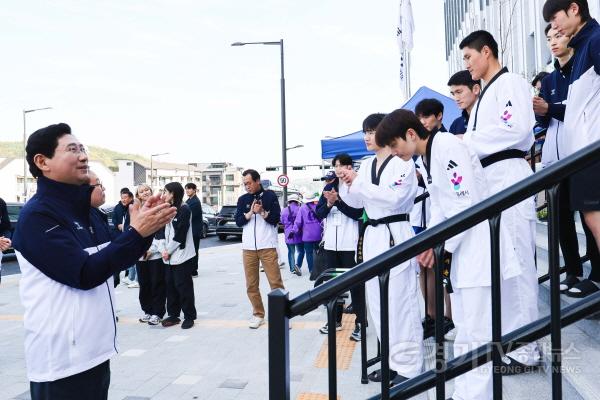 [크기변환]9-2. 이상일 용인특례시장이 16일 제72회 경기도체육대회 2026 광주에 출전한 용인선수단을 격려했다..jpg