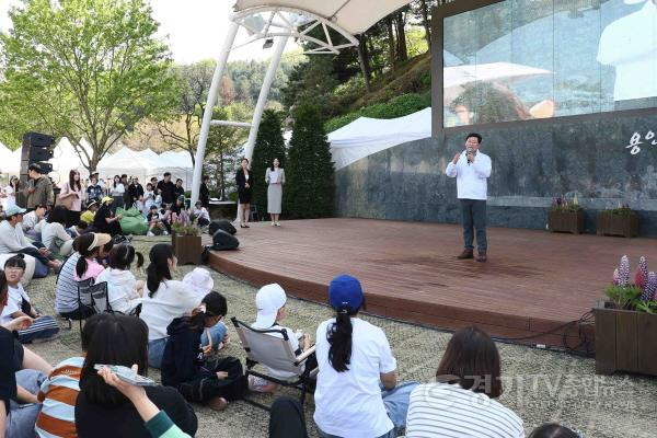 [크기변환]2-2. 이상일 용인특례시장은 18일 용인농촌테마파크에서 열린 봄을 그려 봄 행사에 참석했다.jpg