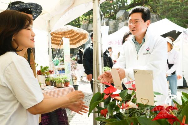 [크기변환]2-3. 이상일 용인특례시장은 18일 용인농촌테마파크에서 열린 봄을 그려 봄 행사에 참석했다.jpg
