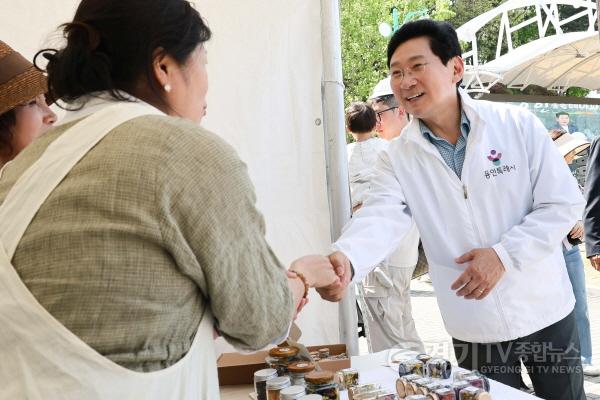 [크기변환]2-4. 이상일 용인특례시장은 18일 용인농촌테마파크에서 열린 봄을 그려 봄 행사에 참석했다.jpg