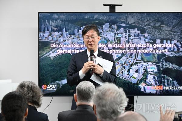 [크기변환][기획보도 사진(3)]이민근 안산시장이 2026년 3월 17일 (주)에이로봇 본사에서 독일경제사절단에게 안산시 로봇산업인프라에 대한 소개를 하고 있다..jpeg